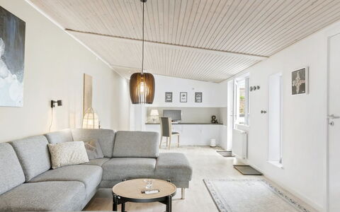 Edin - 100M from the Sea: Mur, Design Intérieur, Bois, Plafond, Sol, Sol, Domicile, Luminaire, Canapé, Salon
