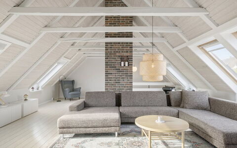 Edin - 100M from the Sea: Sol, Design Intérieur, Bois, Sol, Plafond, Meubles, Luminaire, Éclairage, Architecture, Salon