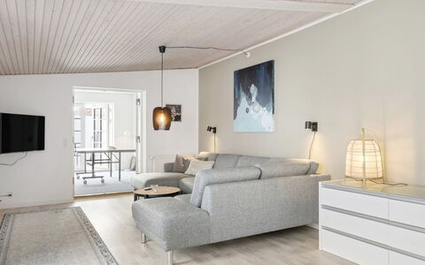 Edin - 100M from the Sea: Sol, Meubles, Design Intérieur, Sol, Canapé, Mur, Bois, Salon, Plafond, Domicile
