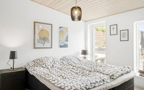 Edin - 100M from the Sea: Meubles, Design Intérieur, Lit, Chambre, Bois, Plafond, Sol, Sol, Literie, Pièce