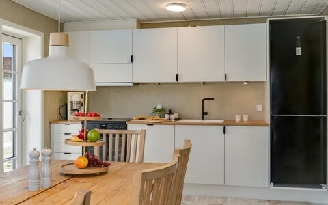 Edin - 100M from the Sea: Meubles, Comptoir, Cuisine, Design Intérieur, Sol, Appareil De Cuisine, Luminaire, Bois, Cabinetry, Plafond