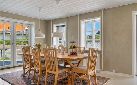 Edin - 100M from the Sea: Meubles, Sol, Design Intérieur, Sol, Bois, Table, Parquet, Salle À Manger, Plafond, Table Cuisine Et Salle A Manger