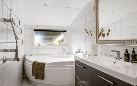Sighfrith - 2Km from the Sea: Design Intérieur, Luminaire Plomberie, Sol, Salle De Bains, Sol, Robinet, Évier, Plomberie, Baignoire, Armoire De Toilette