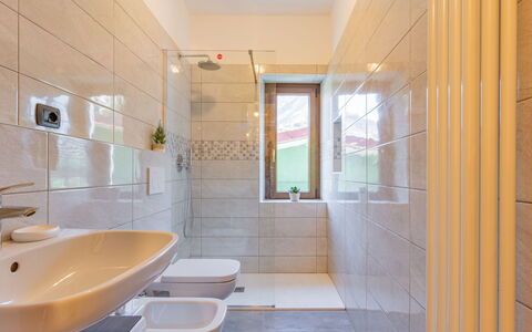 Antonio: Robinet, Luminaire Plomberie, Évier, Miroir, Salle De Bains, Lavabo, Design Intérieur, Sol, Bois