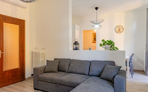 Antonio: Propriété, Canapé, Bois, Éclairage, Design Intérieur, Sol, Sol, Mur, Ligne, Plante