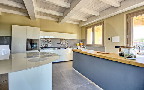 Villa Campana: Cabinetry, Fenêtre, Comptoir, Bâtiment, Cuisine, Architecture, Sol, Sol, Bois