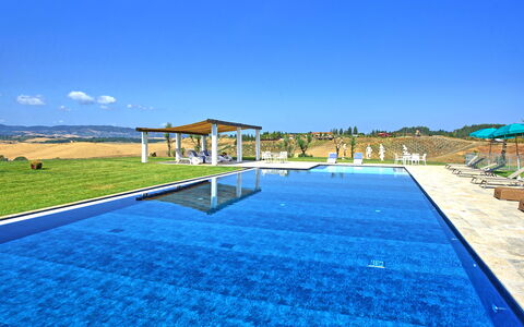 Villa Campana: Ciel, L'Eau, Plante, Piscine, Bleu Azur, Nuage, Loisir, Ombre, Bâtiment, Mobilier De Jardin
