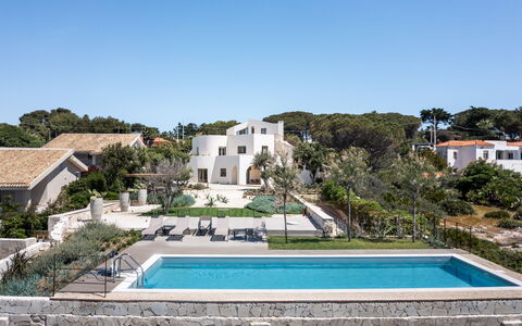 Villa Demar: Ciel, Plante, L'Eau, Bâtiment, Bleu Azur, Fenêtre, Arbre, Piscine, Maison, Zone Résidentielle