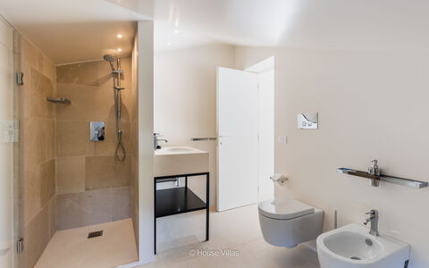 Villa Demar: Luminaire Plomberie, Robinet, Évier, Salle De Bains, Lavabo, Design Intérieur, Tete De Douche, Douche, Bâtiment