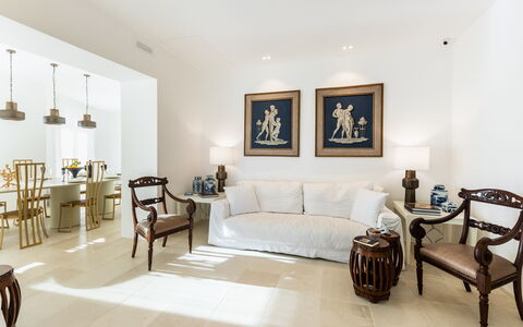 Villa Demar: Meubles, Cadre, Confort, Table, Bois, Éclairage, Salon, Sol, Design Intérieur, Sol