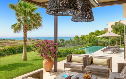 Villa Smeraldo - Sea Front | By Rocco Forte Villas: Ciel, Plante, Propriété, L'Eau, Bâtiment, Bleu Azur, La Nature, Pot De Fleur, Ombre, Éclairage