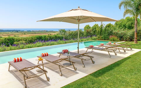 Villa Smeraldo - Sea Front | By Rocco Forte Villas: Meubles, Propriété, Plante, Ciel, Parapluie, Table, Ombre, Bleu Azur, Mobilier De Jardin, Arbre