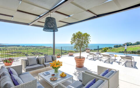 Villa Smeraldo - Sea Front | By Rocco Forte Villas: Ciel, Plante, L'Eau, Propriété, Meubles, Table, Pot De Fleur, Bleu Azur, Bâtiment, Ombre