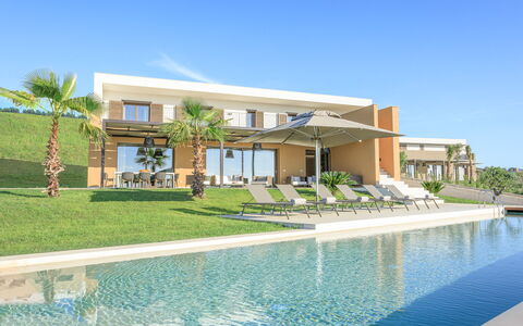 Villa Agata - Sea View | By Rocco Forte Villas: L'Eau, Ciel, Propriété, Bâtiment, Plante, Bleu Azur, Design Intérieur, Loisir, Arbre, Maison