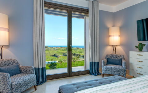 Villa Corallo - Sea Front | By Rocco Forte Villas: Bâtiment, Plante, Meubles, Fenêtre, Bleu, Confort, Bleu Azur, Ombre, Cabinetry, Design Intérieur