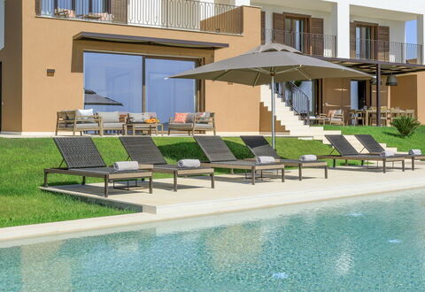 Villa Topazio - Sea View | By Rocco Forte Villas: L'Eau, Fenêtre, Plante, Bâtiment, Ombre, Piscine, Mobilier De Jardin, Balancelle, Design Urbain, Condominium