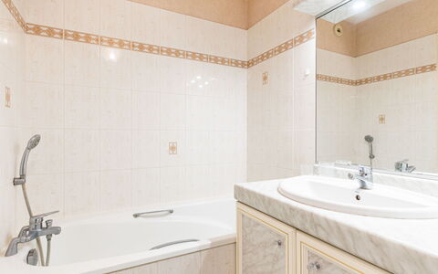 Les Sternes: Miroir, Robinet, Luminaire Plomberie, Propriété, Blanc, Évier, Salle De Bains, Armoire De Toilette, Bâtiment, Baignoire