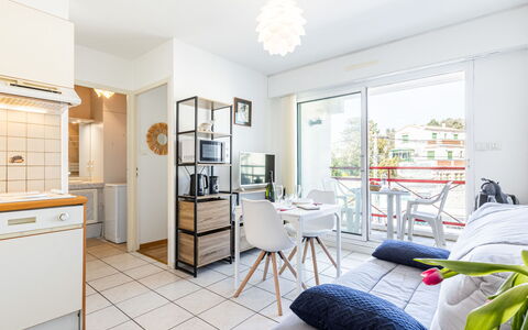 Les Sternes: Cabinetry, Meubles, Propriété, Cadre, Fenêtre, Étagère, Tiroir, Éclairage, Commode, Design Intérieur