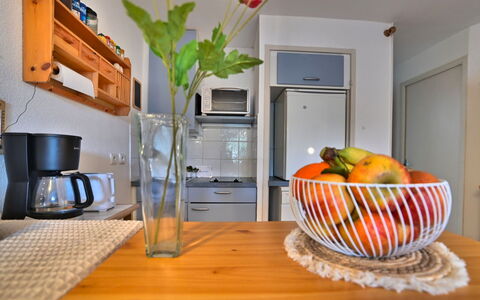 L'Oasis: Table, Meubles, Propriété, Vaisselle, Cabinetry, Vert, Bois, Comptoir, Vaisselle, Cuisine