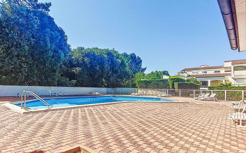 L'Oasis: Piscine, Zone Résidentielle, Composite, Ombre, Recours, Mobilier De Jardin, Caractéristique De L'Eau, Hôtel, Balcon, Clôture