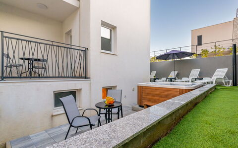 Tica: Propriété, Meubles, Bâtiment, Plante, Pot De Fleur, Design Intérieur, Architecture, Chaise, Sol, Sol