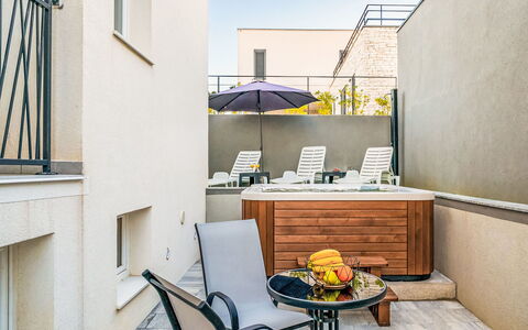 Tica: Table, Meubles, Propriété, Fenêtre, Bâtiment, Chaise, Ombre, Design Intérieur, Mobilier De Jardin, Plante D'Appartement