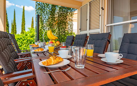 Paola: Table, Meubles, Vaisselle, Propriété, Orange, Bois, Aliments, Chaise, Design Intérieur, Fenêtre