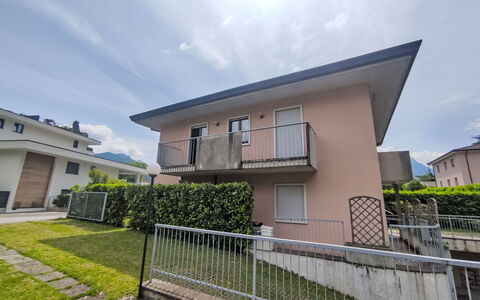 Molini: Nuage, Ciel, Plante, Bâtiment, Fenêtre, Lot Terre, Clôture, Maison, Design Urbain, Herbe