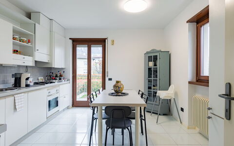 Molini: Cabinetry, Meubles, Table, Comptoir, Chaise, Bois, Fenêtre, Design Intérieur, Cuisine, Sol