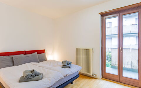 Molini: Propriété, Fenêtre, Confort, Bleu Azur, Bois, Bâtiment, Design Intérieur, Ombre, Cadre De Lit, Maison