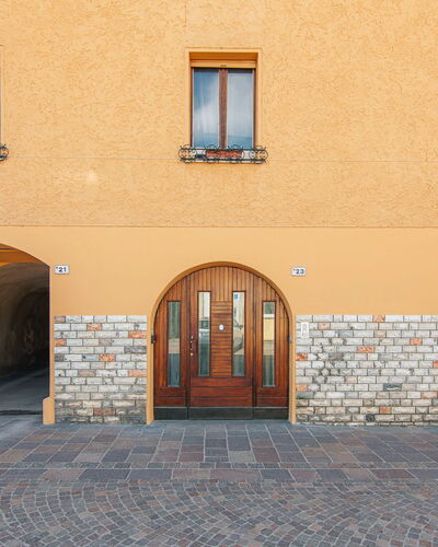 Fruet: Fenêtre, Porte, Bâtiment, Brique, Bois, Façade, Immobilier, Surface De La Route