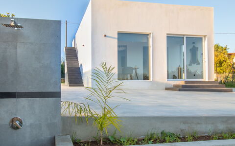 Eremita Villa Sicily: Plante, Ciel, Bleu Azur, Rectangle, Design Intérieur, Ombre, Arbre, Paysage, Composite, Zone Résidentielle