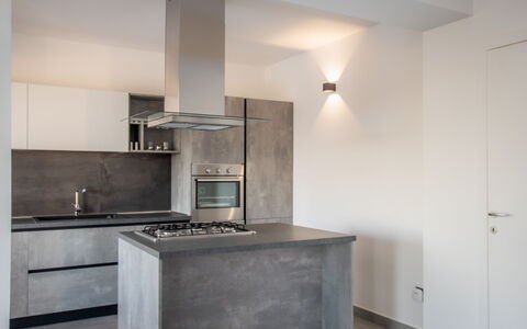Eremita Villa Sicily: Propriété, Cabinetry, Évier, Comptoir, Evier, Bâtiment, Bois, Robinet, Cuisinière, Design Intérieur