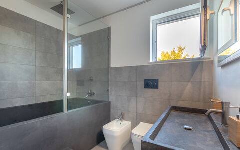Eremita Villa Sicily: Baignoire, Luminaire Plomberie, Salle De Bains, Robinet, Bois, Éclairage, Design Intérieur, Sol, Sol