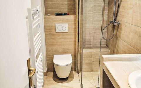 Le Plein Soleil: Sol, Sol, Salle De Bains, Design Intérieur, Mur, Luminaire Plomberie, Bois, Toilette, Plomberie, Miroir