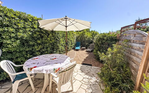 Le Plein Soleil: Arbuste, Jardin, Mobilier De Jardin, Aménagement Paysager, Ombre, Chaise, Tableau De Plein Air, Cour, Arrière-Cour, Plante D'Appartement