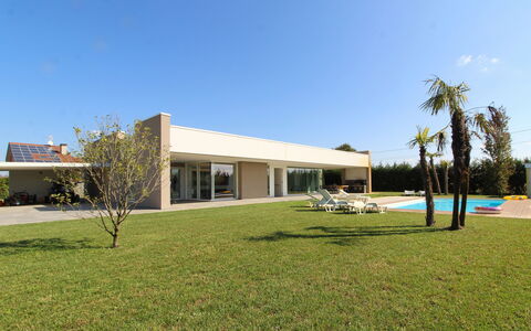 Stima Home, Padova, Pool, Ac: Zone Résidentielle, Domicile, Ombre, Biens, Aménagement Paysager, Béton, Piscine, Pelouse, Jardin, Cour