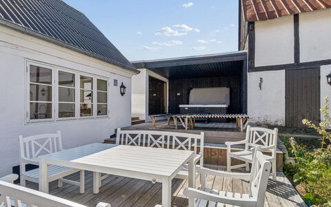 Sjard - 300M from the Sea: Domicile, Toit, Architecture, Maison, Chalet, Porte, Composite, Porche, Plate-Forme, Ombre