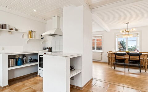 Sjard - 300M from the Sea: Sol, Sol, Design Intérieur, Plafond, Bois, Meubles, Comptoir, Parquet, Cuisine, Cabinetry