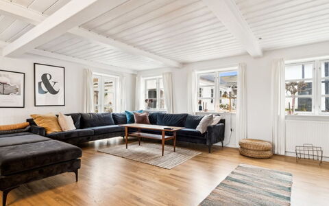 Sjard - 300M from the Sea: Canapé, Bois, Design Intérieur, Meubles, Sol, Parquet, Appartement, Salon, Sol, Domicile