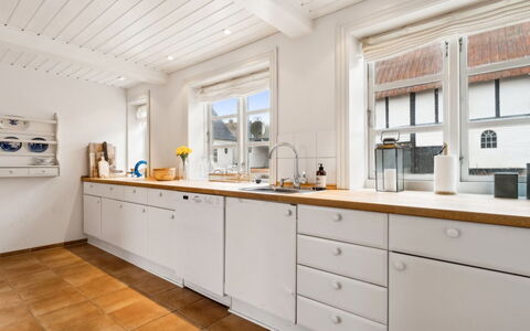 Sjard - 300M from the Sea: Sol, Cuisine, Comptoir, Bois, Design Intérieur, Cabinetry, Sol, Appareil De Cuisine, Luminaire Plomberie, Robinet