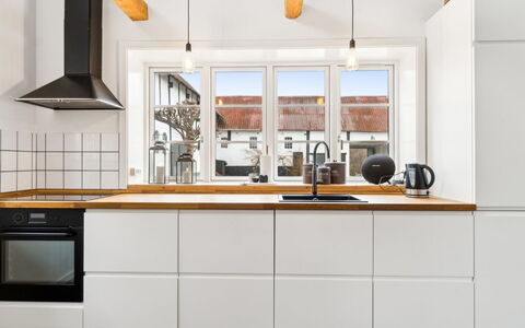 Sjard - 300M from the Sea: Cuisine, Appareil De Cuisine, Comptoir, Sol, Cabinetry, Design Intérieur, Principaux Appliance, Bois, Cuisinière, Sol
