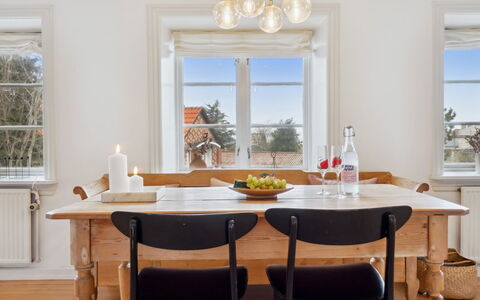 Sjard - 300M from the Sea: Meubles, Design Intérieur, Sol, Lustre, Bois, Table, Luminaire, Salle À Manger, Plafond, Table Cuisine Et Salle A Manger