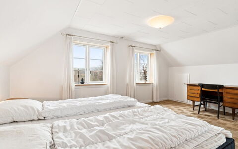 Sjard - 300M from the Sea: Bois, Sol, Sol, Chambre, Plafond, Design Intérieur, Lit, Domicile, Parquet, Literie