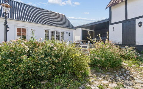 Sjard - 300M from the Sea: Maison, Toit, Domicile, Zone Résidentielle, Chalet, Siding, Biens, Jardin, Banlieue, Aménagement Paysager
