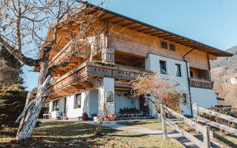 Neukirchen am Großvenediger 800: Ciel, Plante, Bâtiment, Jour, Fenêtre, Bois, Maison, Arbre, Lot Terre, Chalet