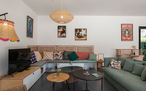 La Villa Agapanthes: Meubles, Design Intérieur, Sol, Canapé, Sol, Bois, Table, Salon, Pièce, Éclairage
