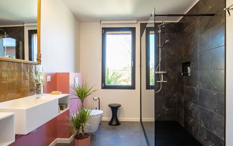 La Villa Agapanthes: Mur, Sol, Design Intérieur, Luminaire Plomberie, Sol, Éclairage, Salle De Bains, Plomberie, Miroir, Domicile