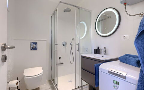 Acqua e Sale: Miroir, Luminaire Plomberie, Évier, Violet, Robinet, Salle De Bains, Design Intérieur, Cabinetry