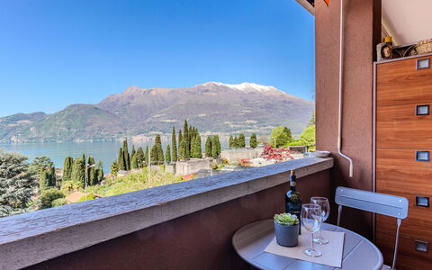 Bellano Lakeview Apartment: Ciel, Montagne, Propriété, Bâtiment, Fenêtre, Plante, Table, Bleu Azur, Arbre, Design Intérieur